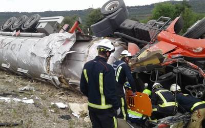 Garraiolari bat larri zauritu da AP-68an, kamioia iraulita