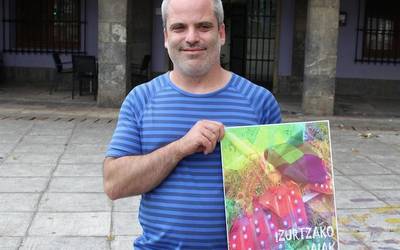 "Kartel koloretsua eta alaia egiten saiatu naiz"