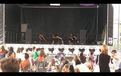 Zumba ikasgelatik plazara eraman dute festetan