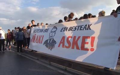 Altsasukoak askatzeko eskatuz elkarretaratzea egin dute espetxe aurrean