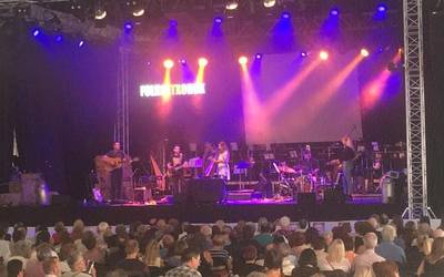 Olatz Zugasti kontzertua eskaintzen ari da Getxo Folk Jaialdian