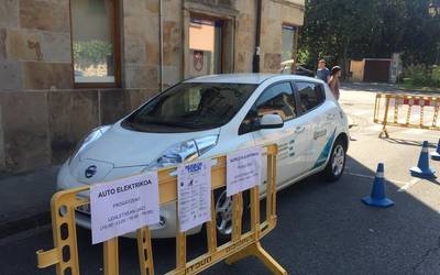 Auto elektrikoak kargatzeko puntua aste bi barru irekiko dute