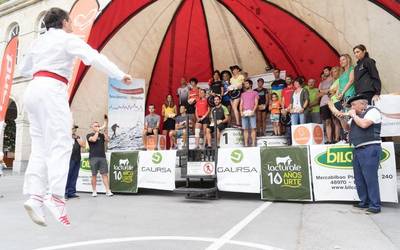 Oihana Kortazar, Iratxe Alonso eta Aitzol Jimenez Bocineros lasterketako podiumean