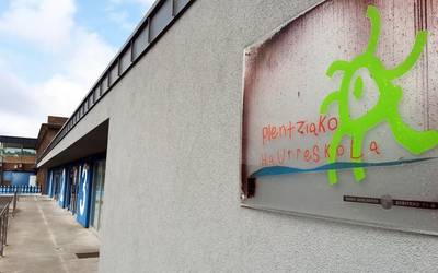 Plentziako ume-eskola margotu dute