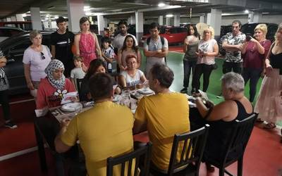 Gizarte bazterkeria agerian utzi gura duen erakusketa Biteriko aparkalekuan