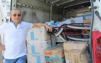 Joanito Orella Atenasera abiatu da, errefuxiatuak artatuko dituen erietxe batera materiala eramatera