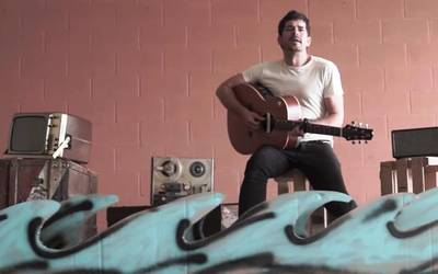 Xabi Bandini Iruñeko abeslariak 'Begibakarraren bidaia' bideo musikatua kaleratu du
