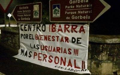 Ibarrako aniztasun funtzionala duten pertsonentzako zentroan zerbitzuak murriztu dituztela salatu dute