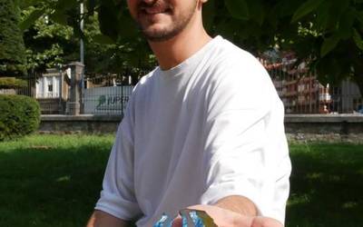 “Kaian lanean geratzen ziren itsasandreetan inspiratuak daude nire bitxiak”