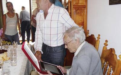 Ehun urte bete ditu Almandozko Pakita Otxotorenak