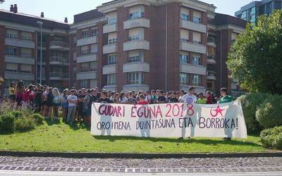Elkarretaratzea egin dute ehundik gora ikaslek Gudari Egunean