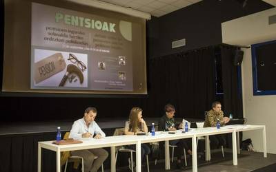 Pentsioei buruzko ikuspuntuak mahai-gainean