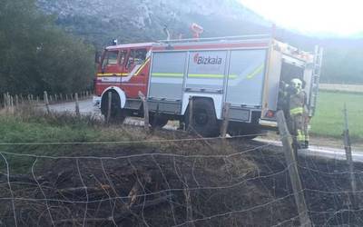 Arrazolako bidegorri ondoko lursailean piztutako sua amatatu dute suhiltzaileek