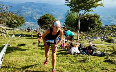 Ainhoa Lendinez txapelduorde Azpeitiko Zuzenien mendi lasterketa bertikalean