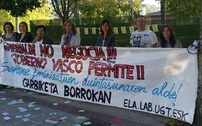 Garbialdi enpresako langileak greban, komisaria eta epaitegien aurrean