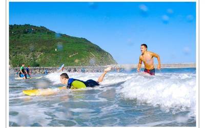 Irudietan: surf saio inklusiboa, OST eta Berdin Berdinak taldeek antolatuta