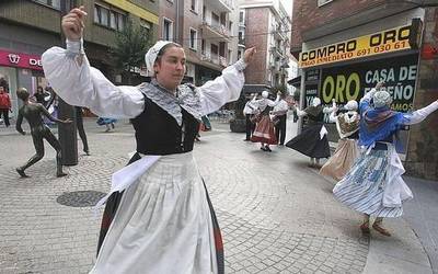 Folklore tradizionala sustatzen duen “Plazarik Plaza” programa antolatu dute
