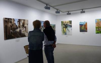 Herriko margolariek egindako pinturak ikus daitezke kultura etxeko erakusketa gelan