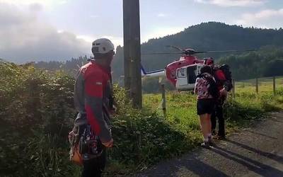 Emakume bat helikopteroz erreskatatu dute Jata mendian