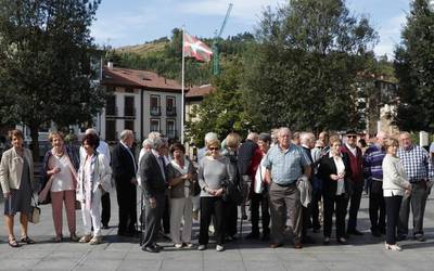 Loramendi Ikastolako sortzaileei esker-ona adierazi diete garai hartako ikasleek