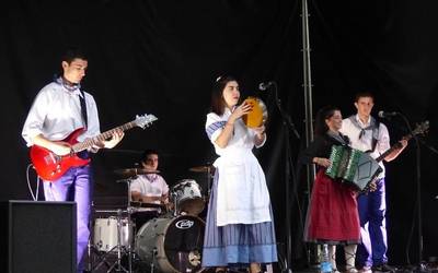 Gaitzerdi musika taldearekin dantzaldia