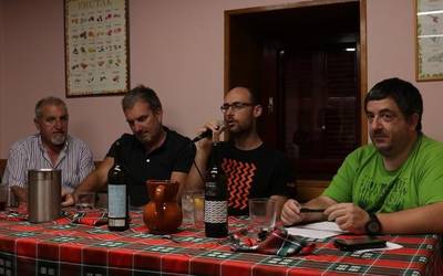 Jon Maiak eta Amets Arzallusek girotu zuten afaria, atzo, Untzillan