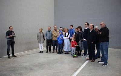 Xiriako Gurrutxagari eskainitako eskultura jarri dute Nuarbeko frontoian
