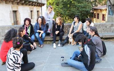 Autodefentsa feministarako asanblada jaio berriak manifestaziora deitu du Durangoko jaien hasierarako