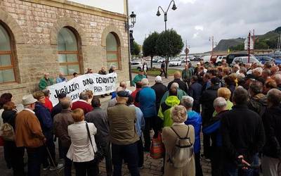 Pentsionistak, astelehenero moduan, Saregileen plazan elkartu dira