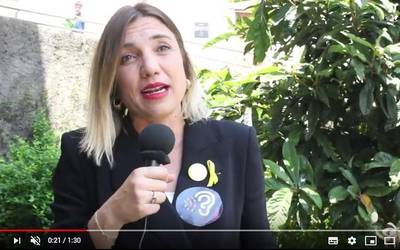 Josi Roig, belarriprest: "Ez zait gustatzen jendeak hizkuntza aldatu behar izatea nigatik"