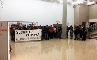 Segurtasun-guardien "presentzia itogarria" salatu dute Kazetaritza fakultateko ikasleek