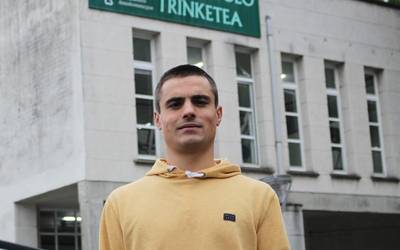 “Trinketean aurrean aritzea futbolean atezaina izatea lakoa da; sarea zaindu behar duzu”