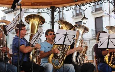 IX. Tuba Jaialdiko kontzertuak musikaz jantzi du plaza