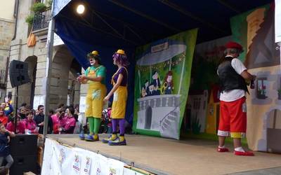 'Potx eta Lotx' pailazoen emanaldiak lepo bete du Fernando Eskoriatza plaza