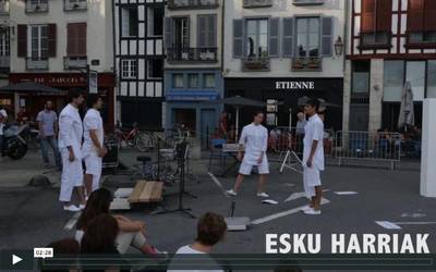 `Esku harriak, Oteizaren (h)aria´ ikuskizuna izango da gaur 18:30ean, Orioko plazan