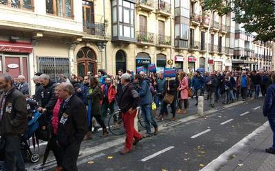 Donostiako kaleak hartu dituzte errausketaren aurkako aldarriek