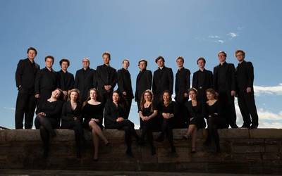 Convivium Singers abesbatzaren kantuak, gaur Andra Mari elizan
