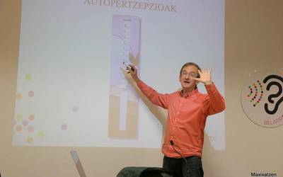 Kike Amonarriz: «Euskararen inertziak astintzeko garaia da»