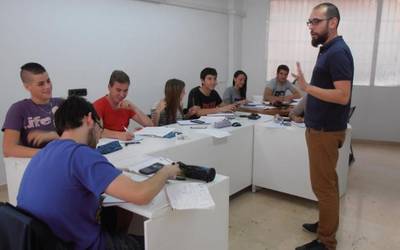Akademiek ikasketetatik haratago ­laguntza eskaintzen dute behar duenari