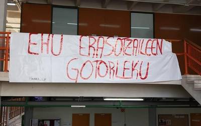 Leioako Ikasle Feministek martxoaren 8an jasan zuten erasoa salatu dute beste behin, EHUren "jarrera pasiboa" azpimarratzeko