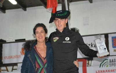Iker Vicente aizkolariak irabazi du Loiu Larrakoetxe Sari Berezia