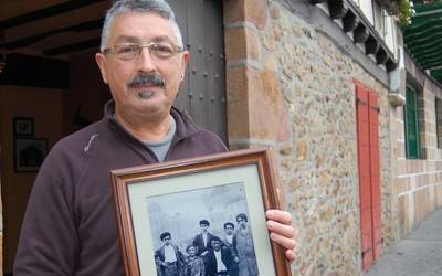 «Soinean zutenarekin kamioietan sartuta herritik bota zituzten»