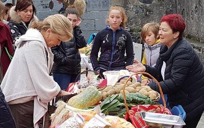 Giro ederra izan dute Leitza eta Aresoko ekoizleen azokan