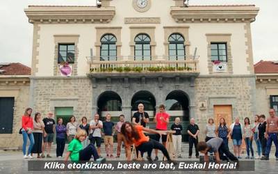 Amurrion grabatutako Korrikaren spota plazaratu dute, ekimenaren beste hainbat informaziorekin batera