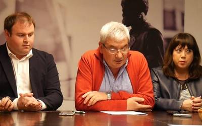Udalak hornitzaileei berandu ordaintzen diela salatu du EAJk