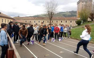 Oñatin aldi baterako bizi diren asilo eskatzaileak, Bergarako Mariaren Lagundian
