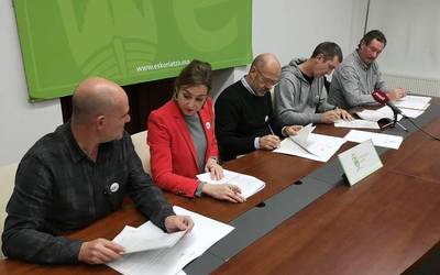 Hitzarmena sinatu dute LEKek eta bost udalek kirola sustatzen jarraitzeko