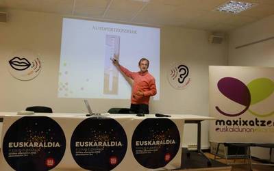 Kike Amonarriz: «Azkoitia bezalako herri euskaldunek aitzindari eta bide-erakusle izan behar dute, euskararen arnasgune»