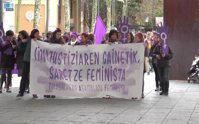 Emakumeenganako indarkeriaren aurkako manifestazio jendetsua