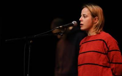 Ainhoa Agirreazaldegi (bertsolaria): "Bertso eskolan nenbilela sarritan abestu nuen Amaia antzokian, eta oroitzapen politak ditut"